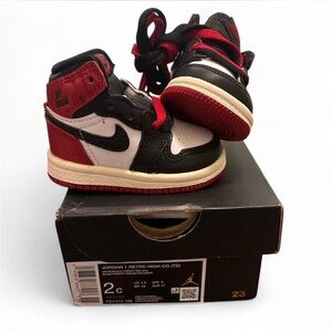 Jordan Toddler Sneakers in Red and Black